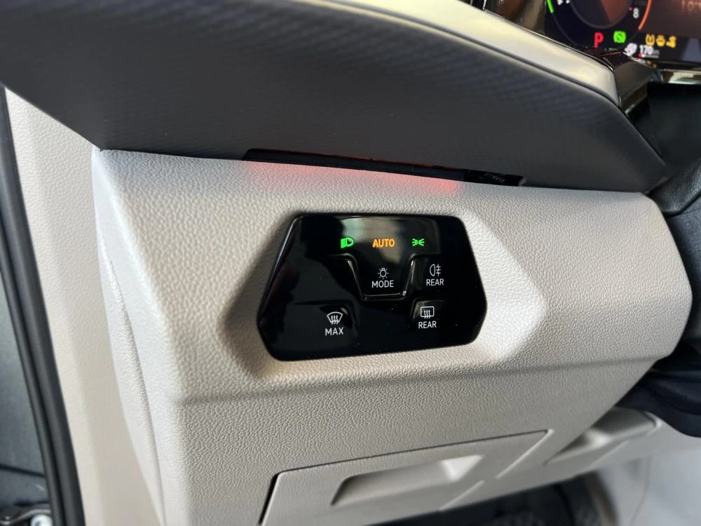 Volkswagen Multivan 1.4 TSI e-Hybrid Life DSG c/ IVA Dedutivel 28