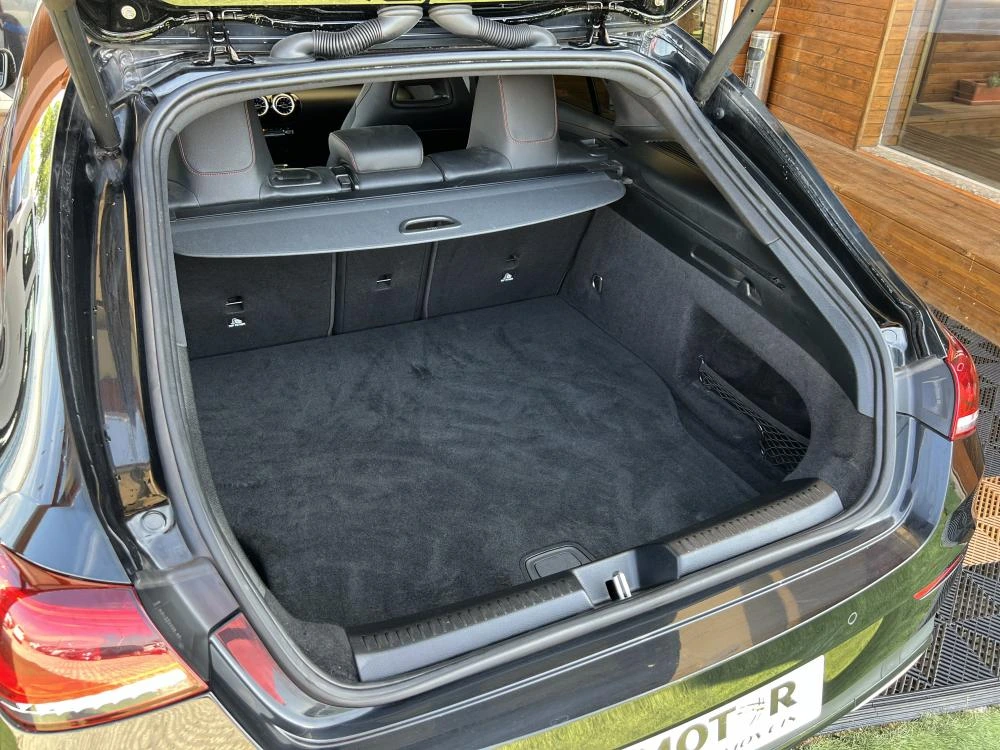 Mercedes-Benz CLA 250 e Shooting Brake AMG Line 11