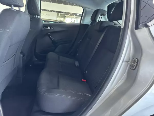 Peugeot 208 1.6 BlueHDi Style 7