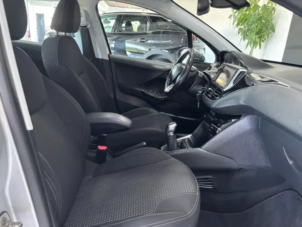 Peugeot 208 1.6 BlueHDi Style 9