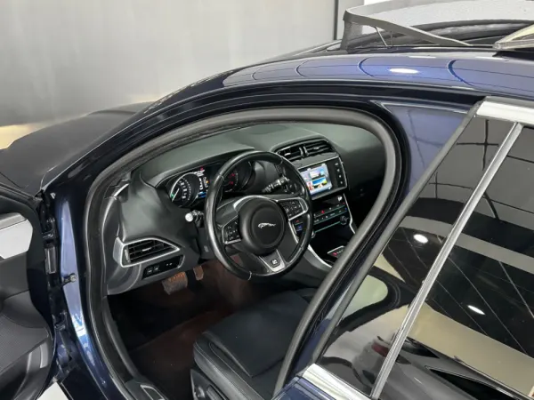 Jaguar XE 2.0 D R-Sport Aut. 11