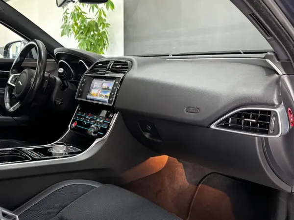 Jaguar XE 2.0 D R-Sport Aut. 10