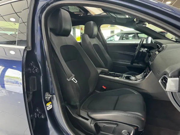 Jaguar XE 2.0 D R-Sport Aut. 9