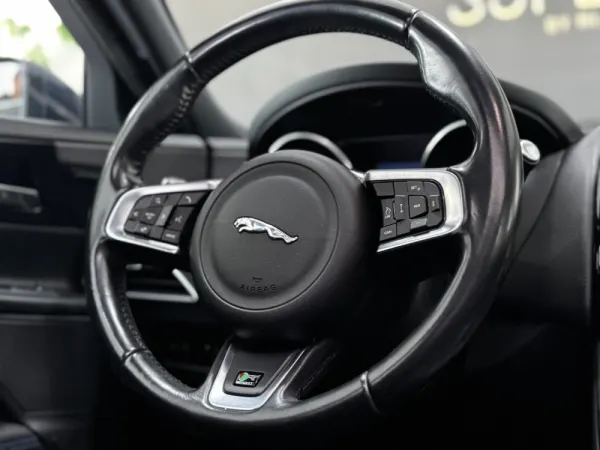 Jaguar XE 2.0 D R-Sport Aut. 13