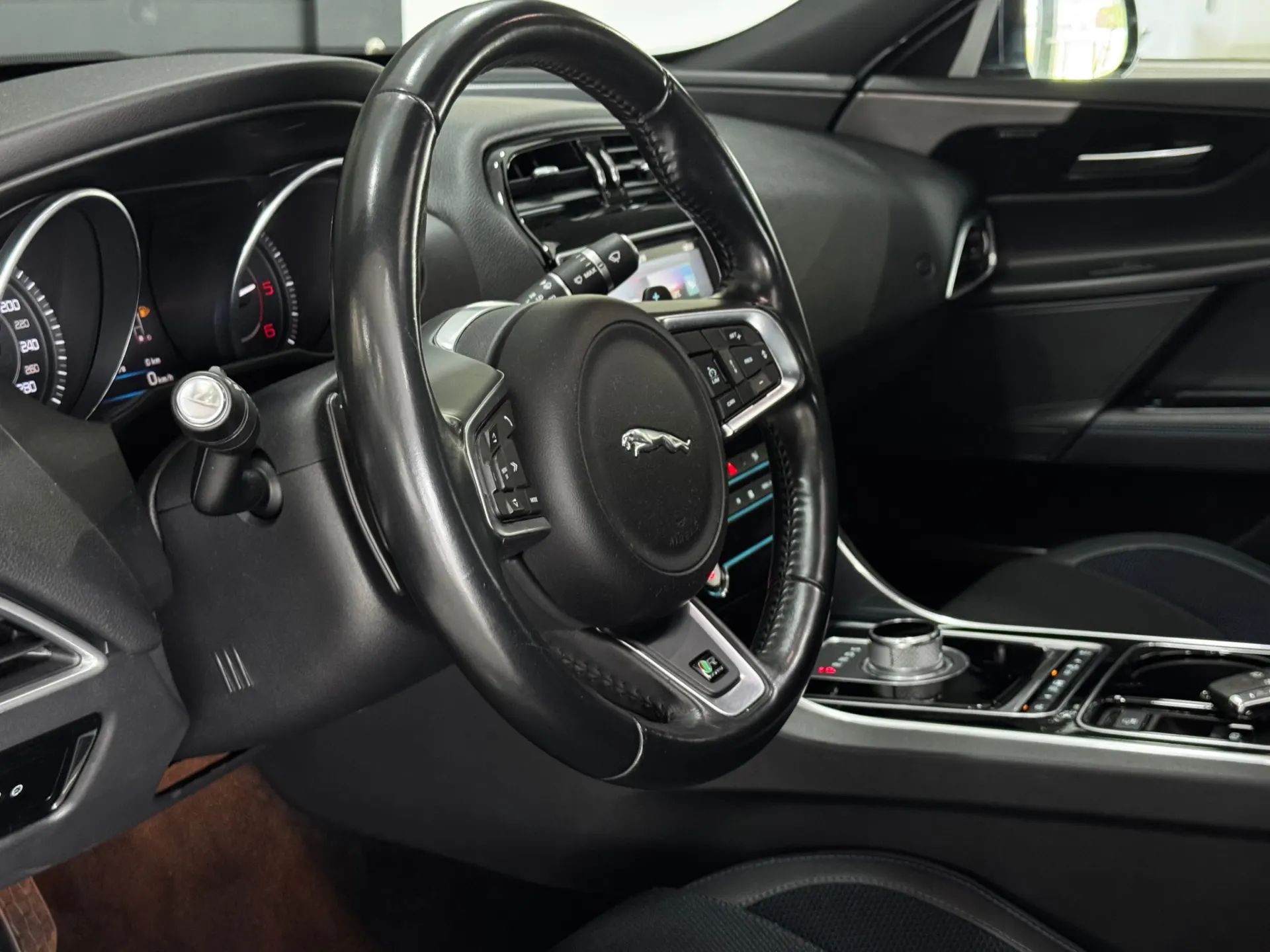 Jaguar XE 2.0 D R-Sport Aut. 12