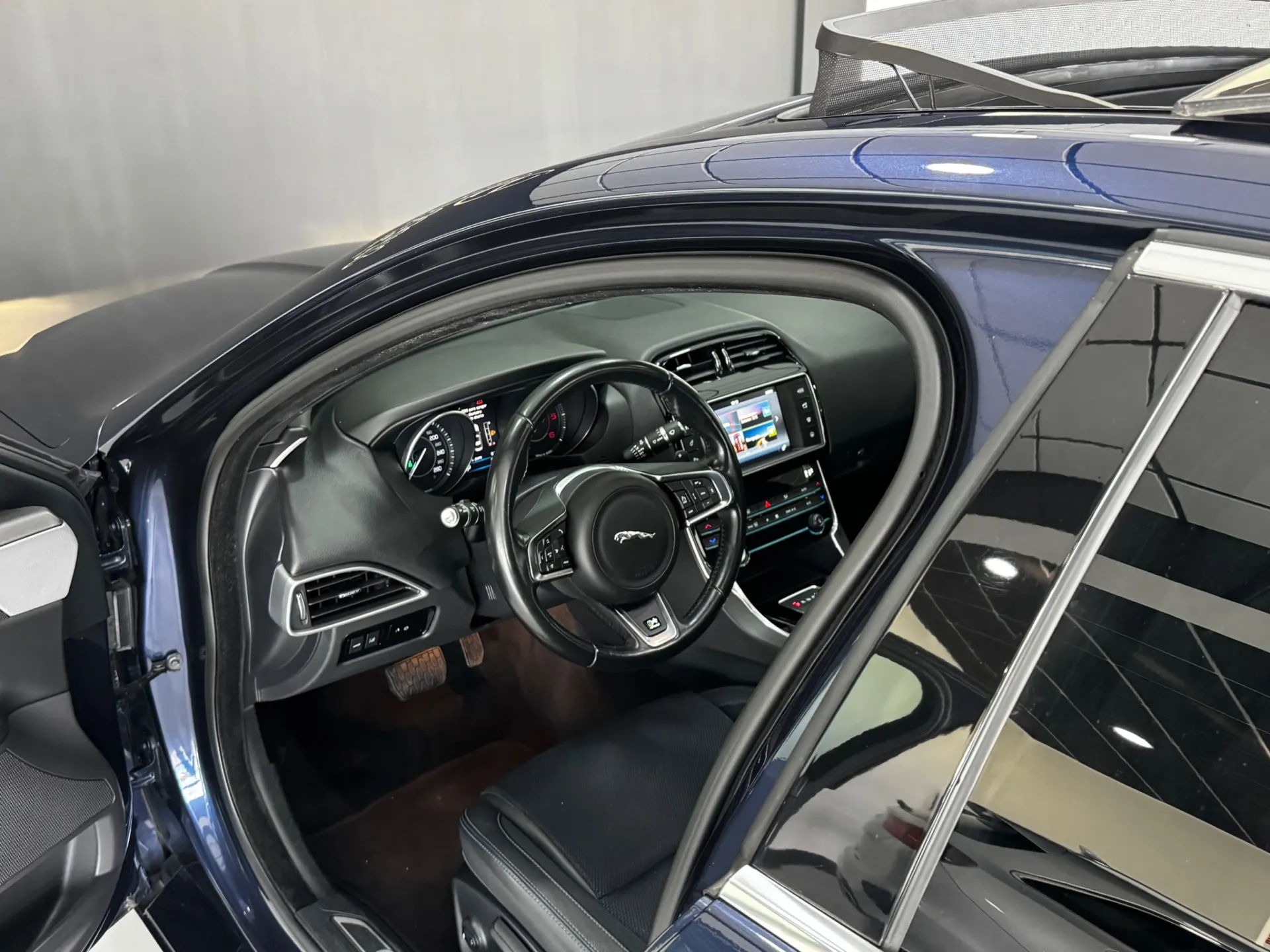 Jaguar XE 2.0 D R-Sport Aut. 11