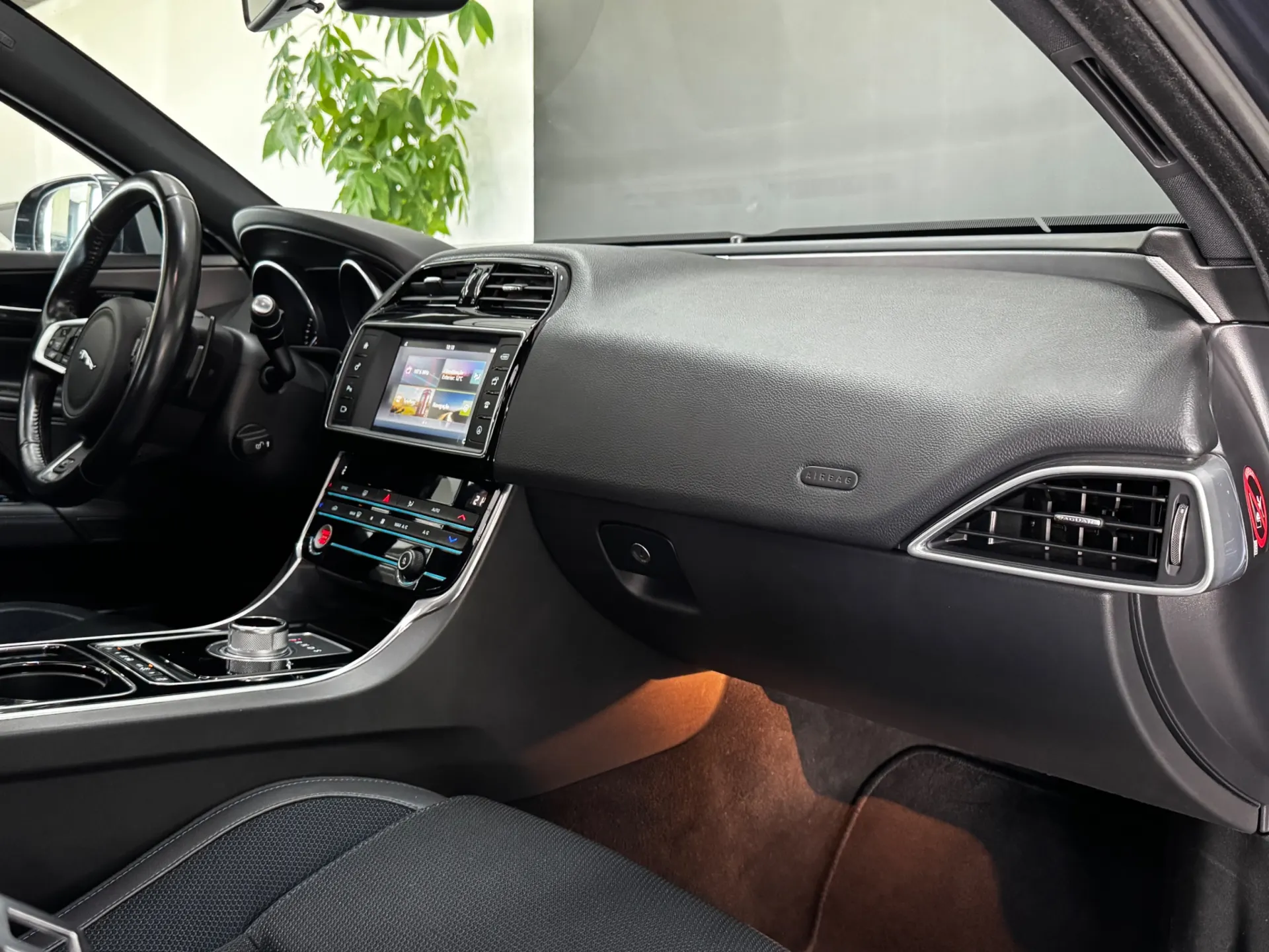 Jaguar XE 2.0 D R-Sport Aut. 10