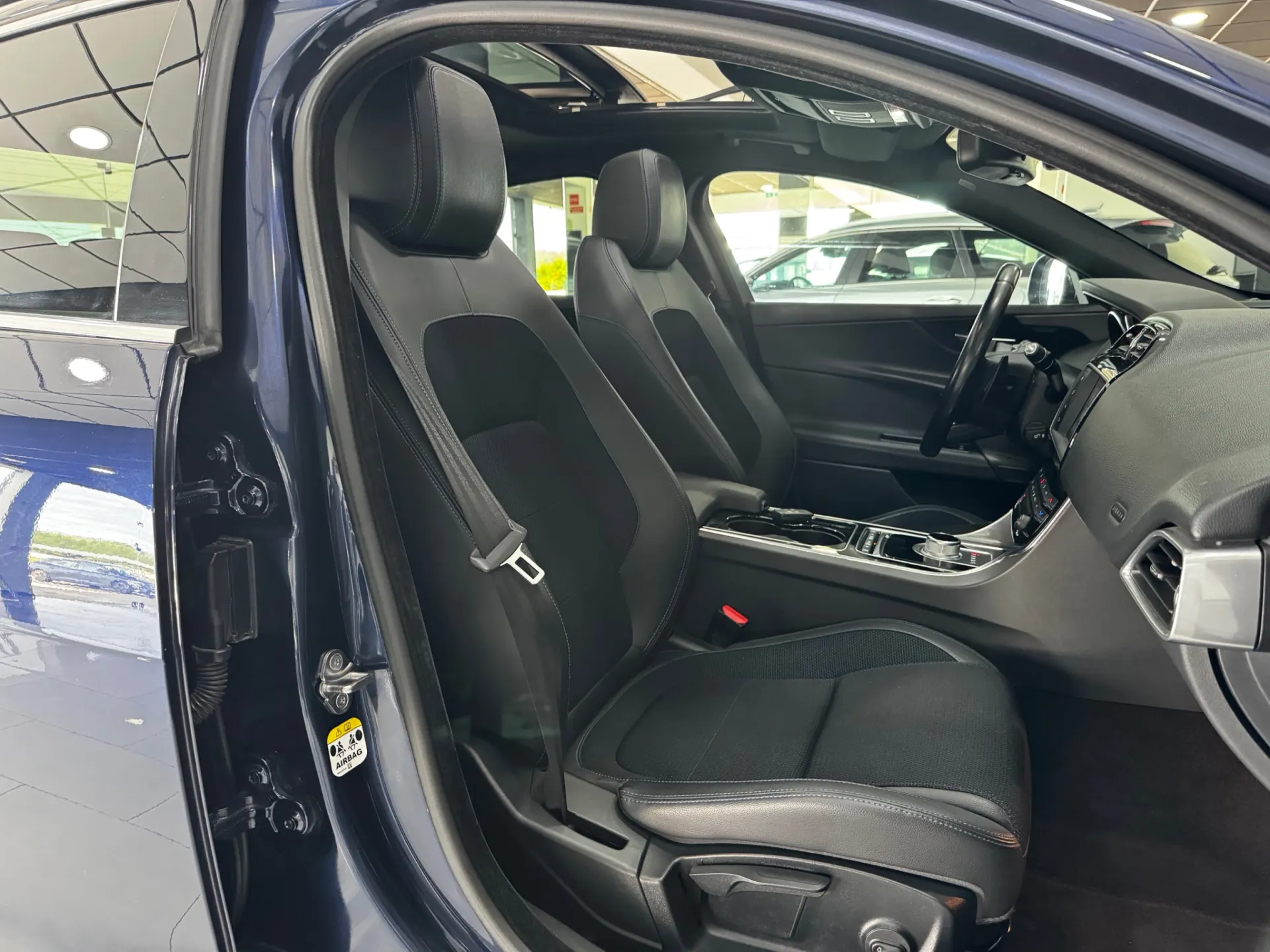 Jaguar XE 2.0 D R-Sport Aut. 9