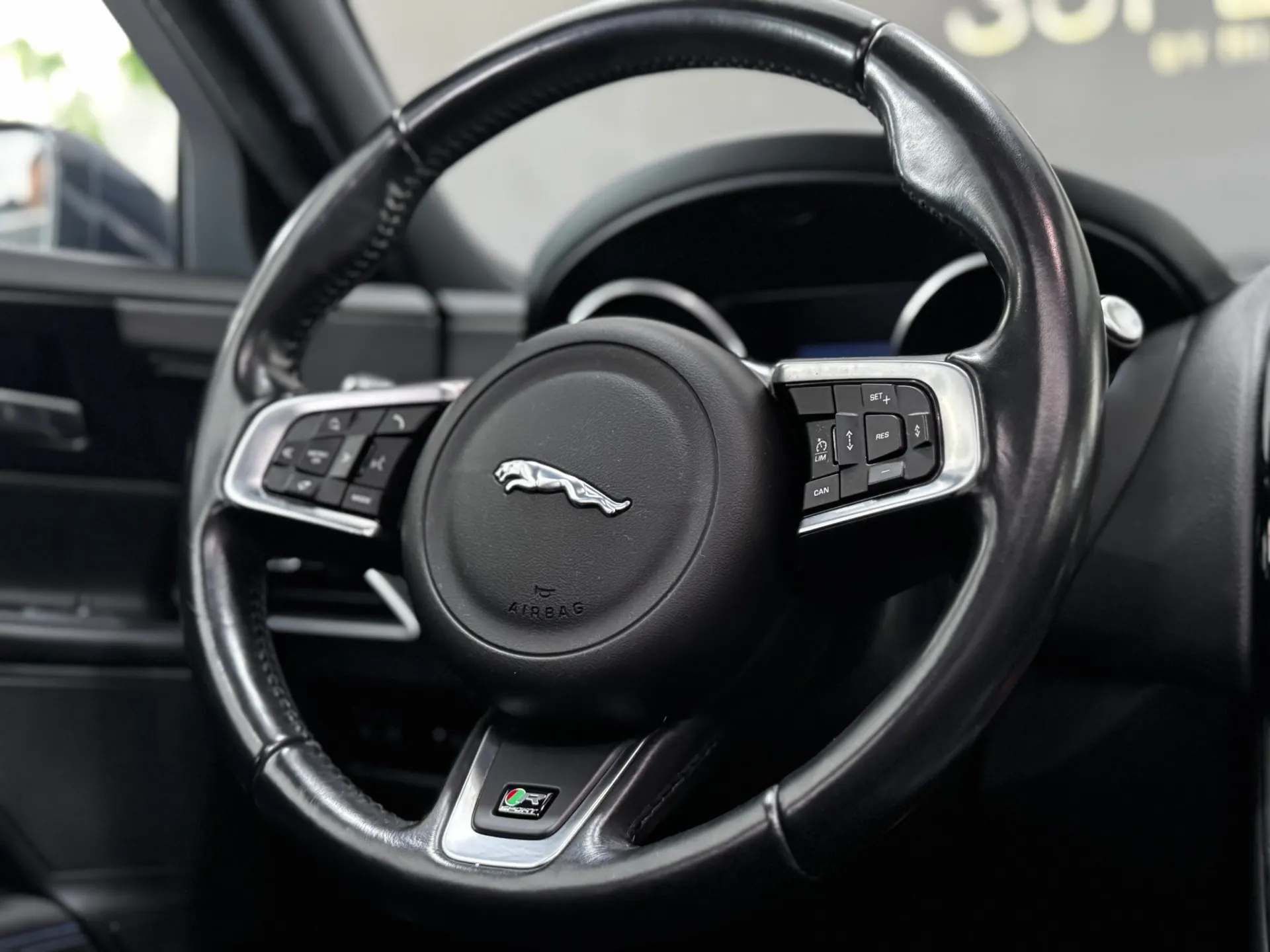 Jaguar XE 2.0 D R-Sport Aut. 13