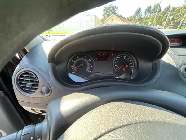 Renault Clio 1.2 16V Confort 9
