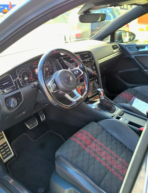 Volkswagen Golf 2.0 TSI TCR DSG 26