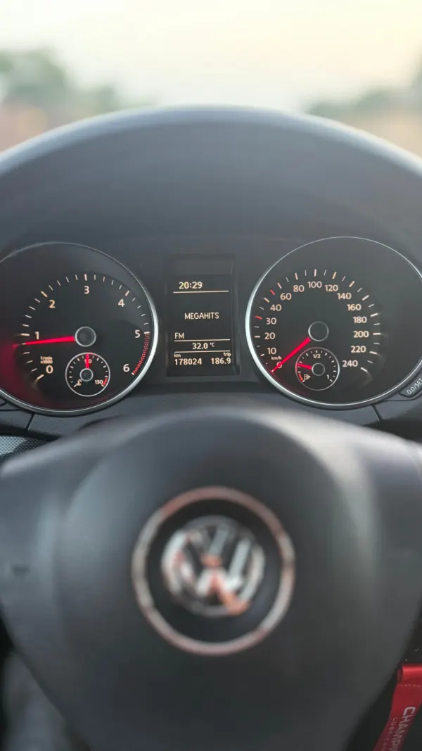 Volkswagen Golf 2.0 TDi Confortline 10