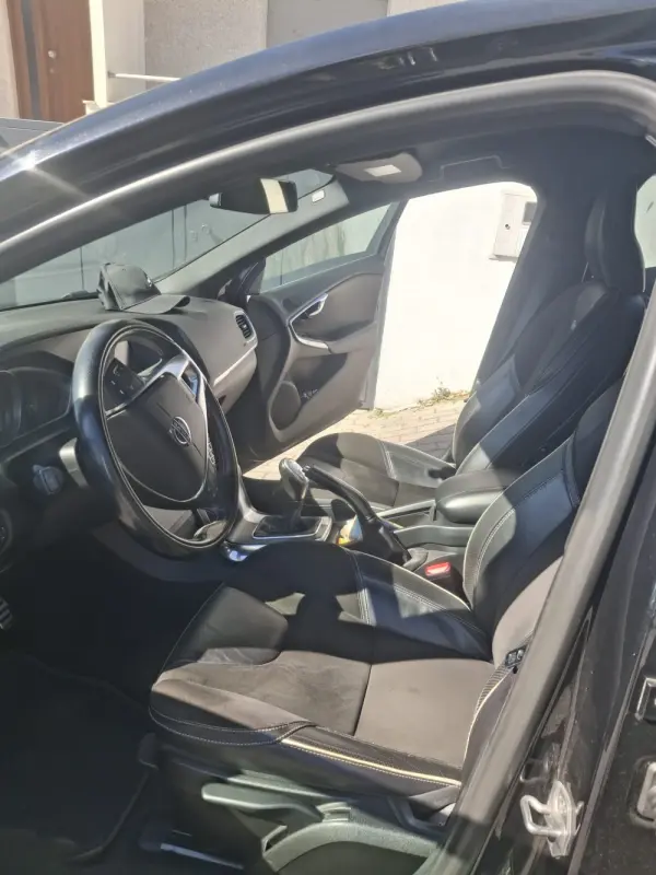 Volvo V40 1.6 D2 R-Design Momentum 4