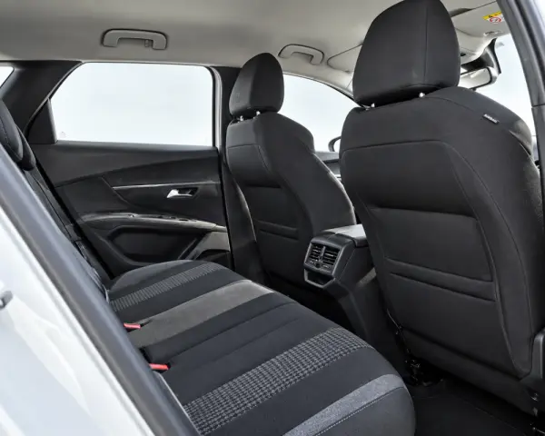 Peugeot 3008 1.5 HDi 130 cv · 2021 4