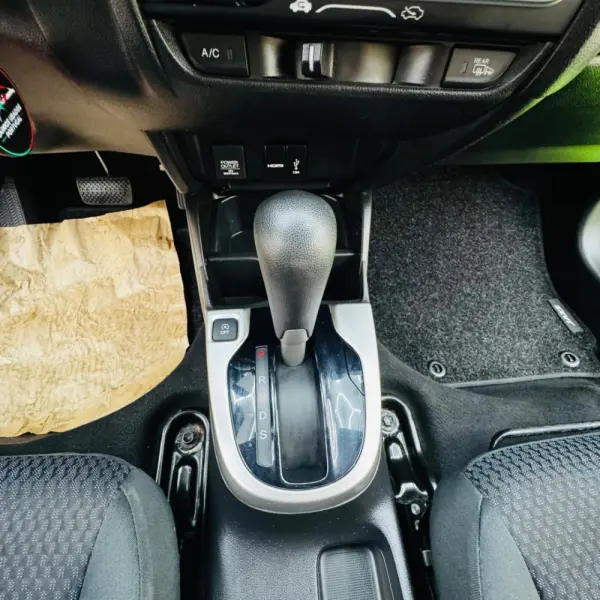 Honda Jazz 1.3 I-VTEC Comfort +Connect. Navi CVT 10