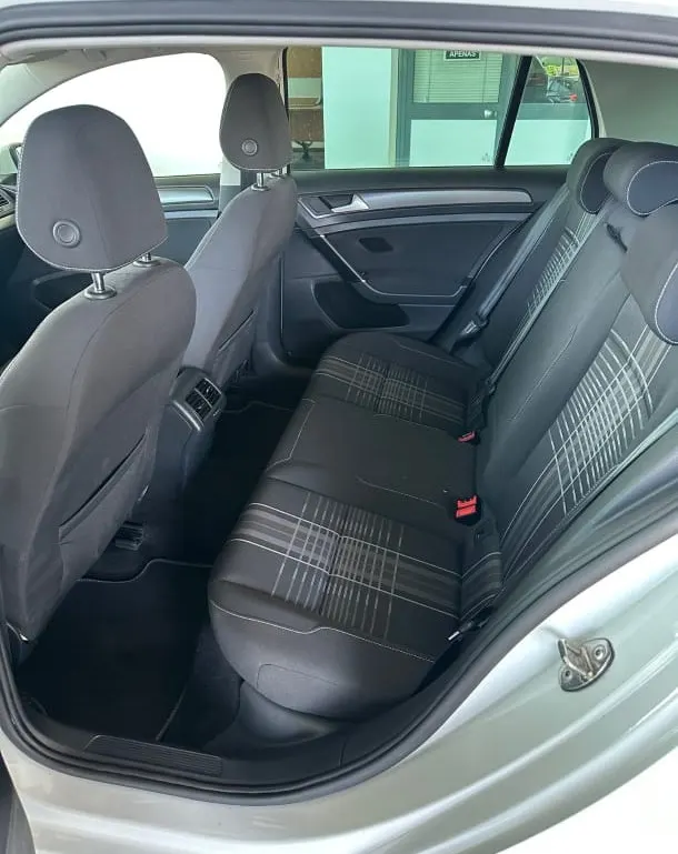 Volkswagen Golf 1.6 TDi BlueMotion Confortline 12