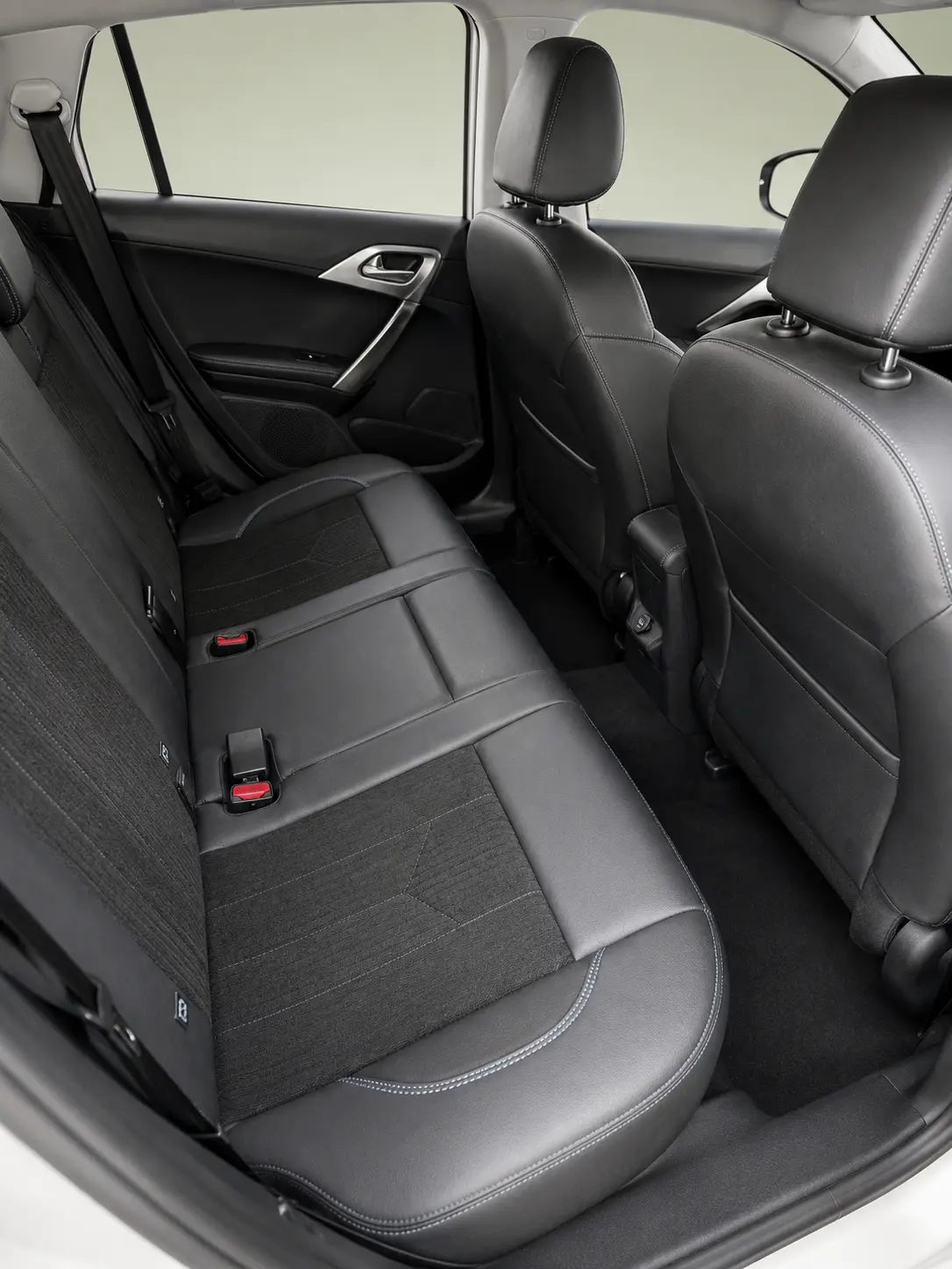 Peugeot 2008 Outro 5
