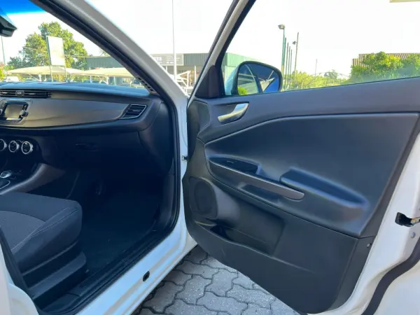 Alfa Romeo Giulietta 1.6 JTDm Distinctive (105cv) 13