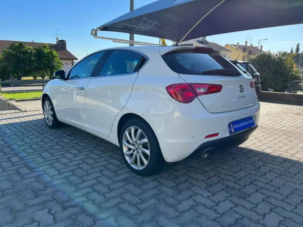 Alfa Romeo Giulietta 1.6 JTDm Distinctive (105cv) 15