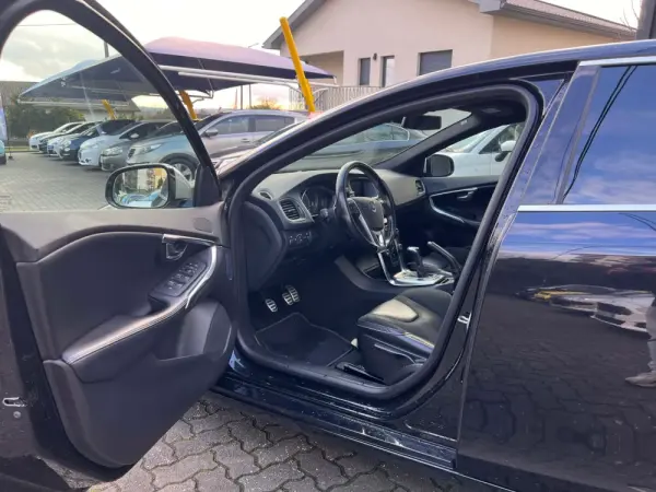 Volvo V40 2.0 D4 R-Design 5