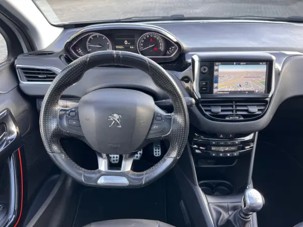 Peugeot 208 1.6 BlueHDI Roland Garros 7