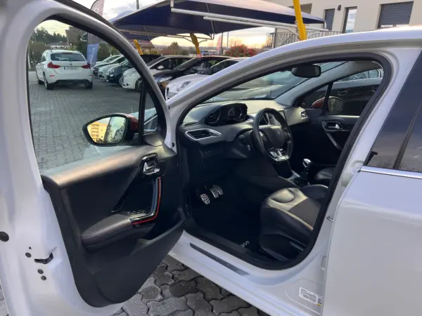 Peugeot 208 1.6 BlueHDI Roland Garros 5