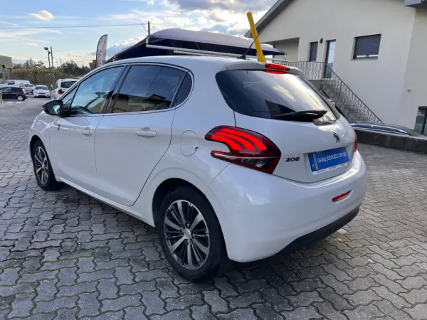 Peugeot 208 1.6 BlueHDI Roland Garros 3