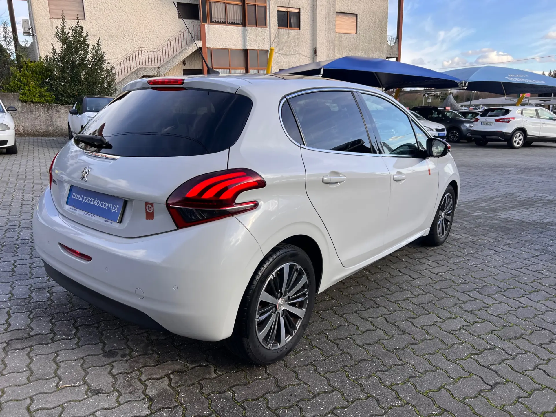 Peugeot 208 1.6 BlueHDI Roland Garros 4