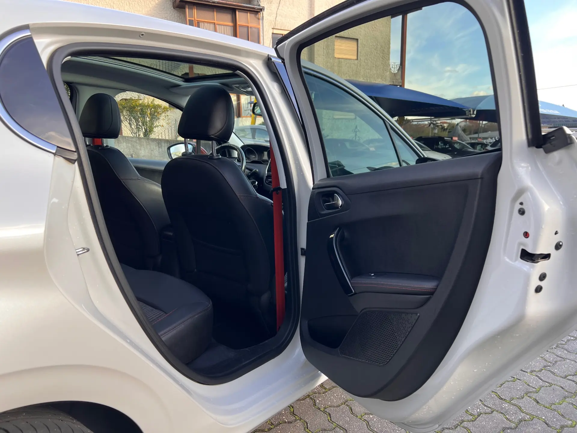 Peugeot 208 1.6 BlueHDI Roland Garros 11