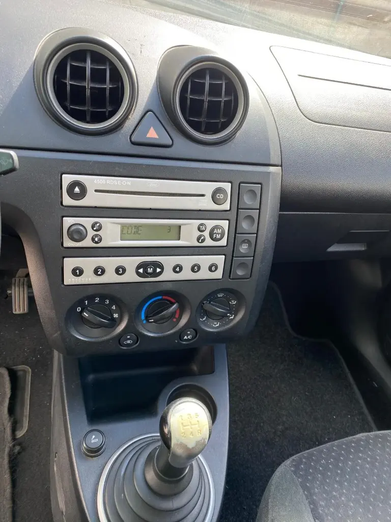 Ford Fiesta 1.25 Ghia 9