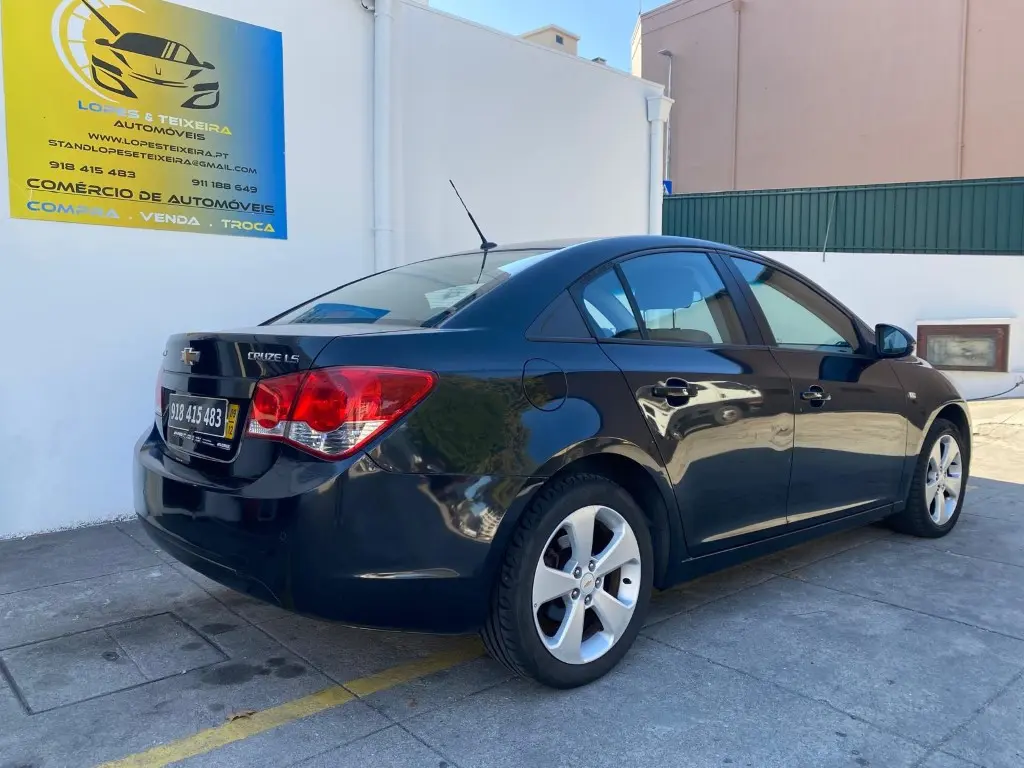 Chevrolet Cruze 1.6 LS 8