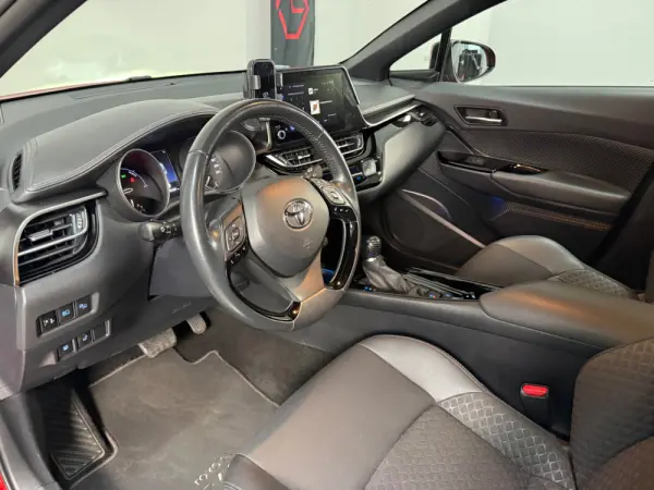 Toyota C-HR 2.0 Hybrid Square Collection 13