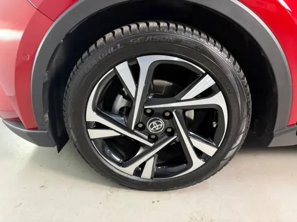 Toyota C-HR 2.0 Hybrid Square Collection 19