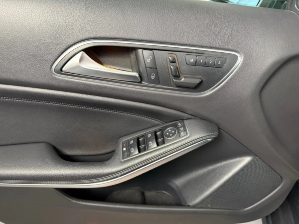 Mercedes-Benz GLA 180 180 d 11