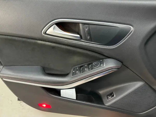 Mercedes-Benz CLA 200 d Shooting Brake AMG Line 13