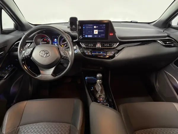Toyota C-HR 2.0 Hybrid Square Collection 16