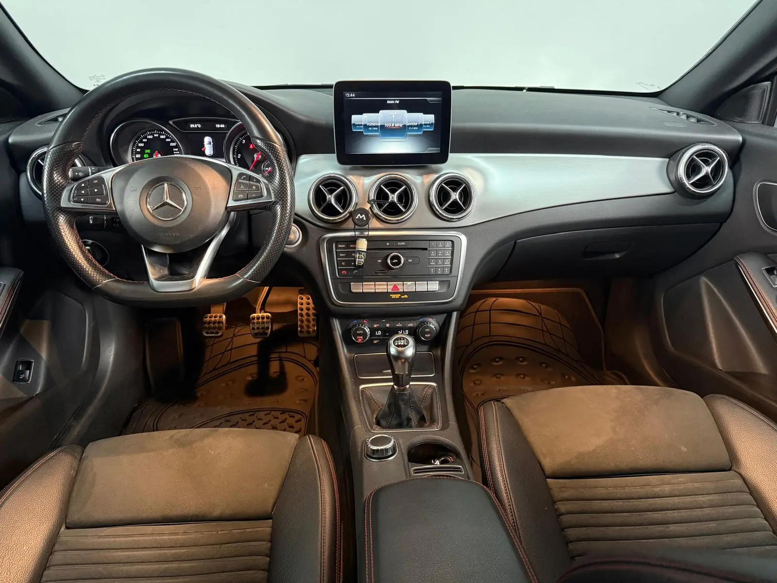 Mercedes-Benz CLA 200 d Shooting Brake AMG Line 16