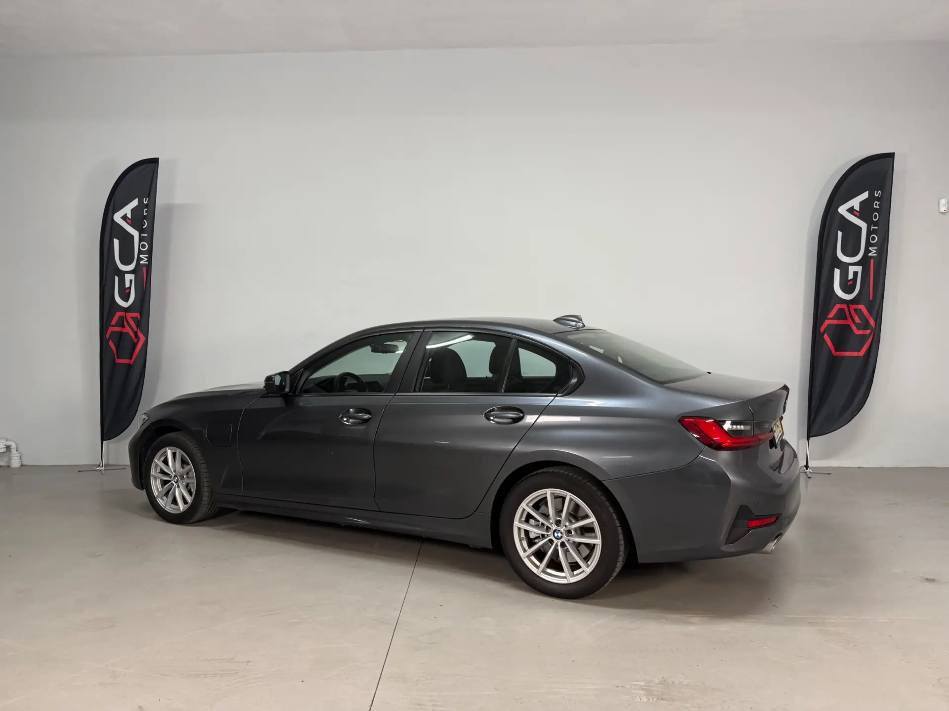 BMW 330 e iPerformance Advantage 4