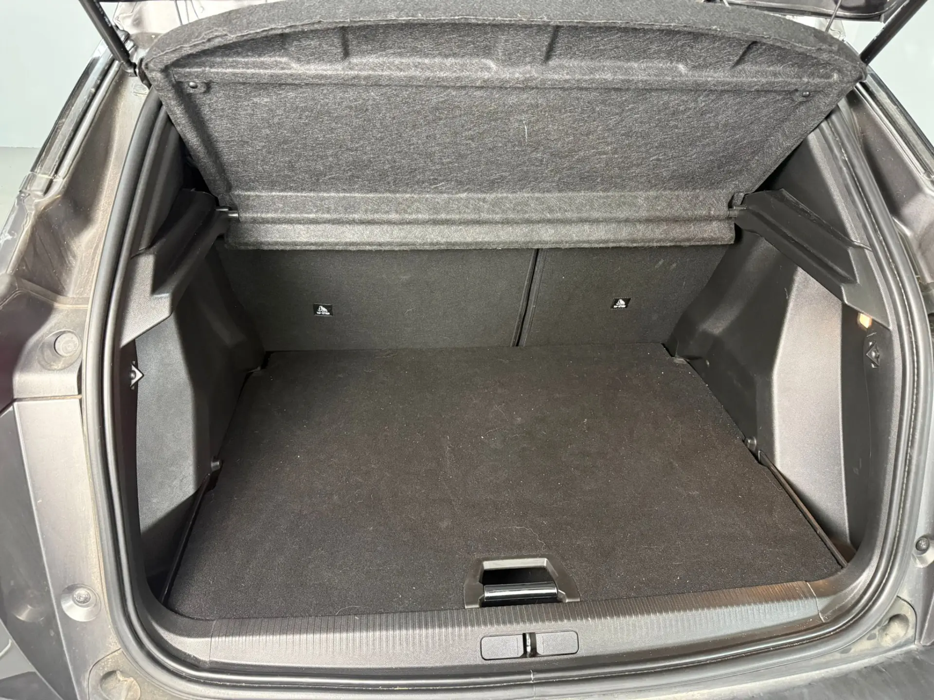 Peugeot 2008 1.5 BlueHDi Allure EAT8 16