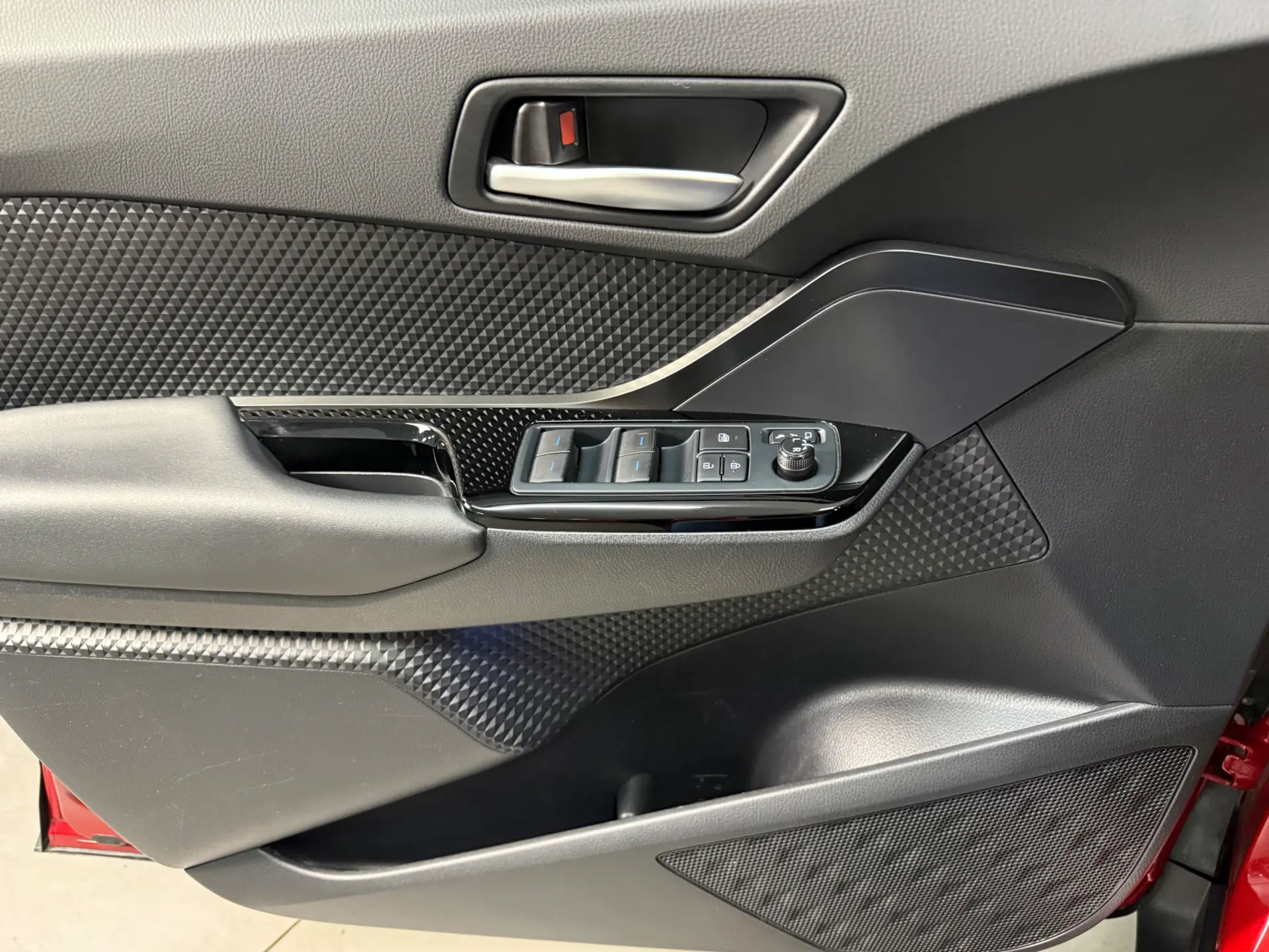 Toyota C-HR 2.0 Hybrid Square Collection 12