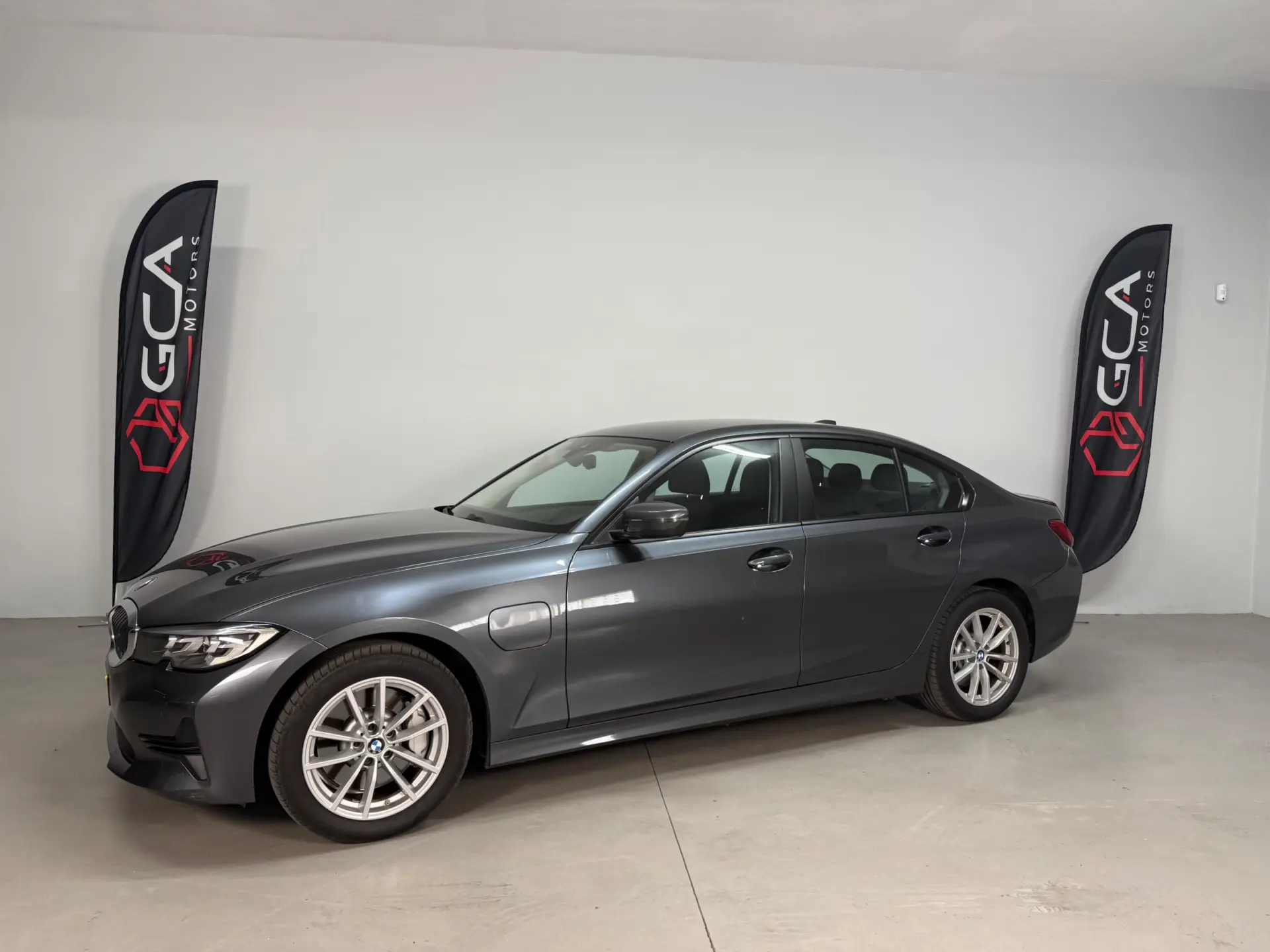 BMW 330 e iPerformance Advantage 1