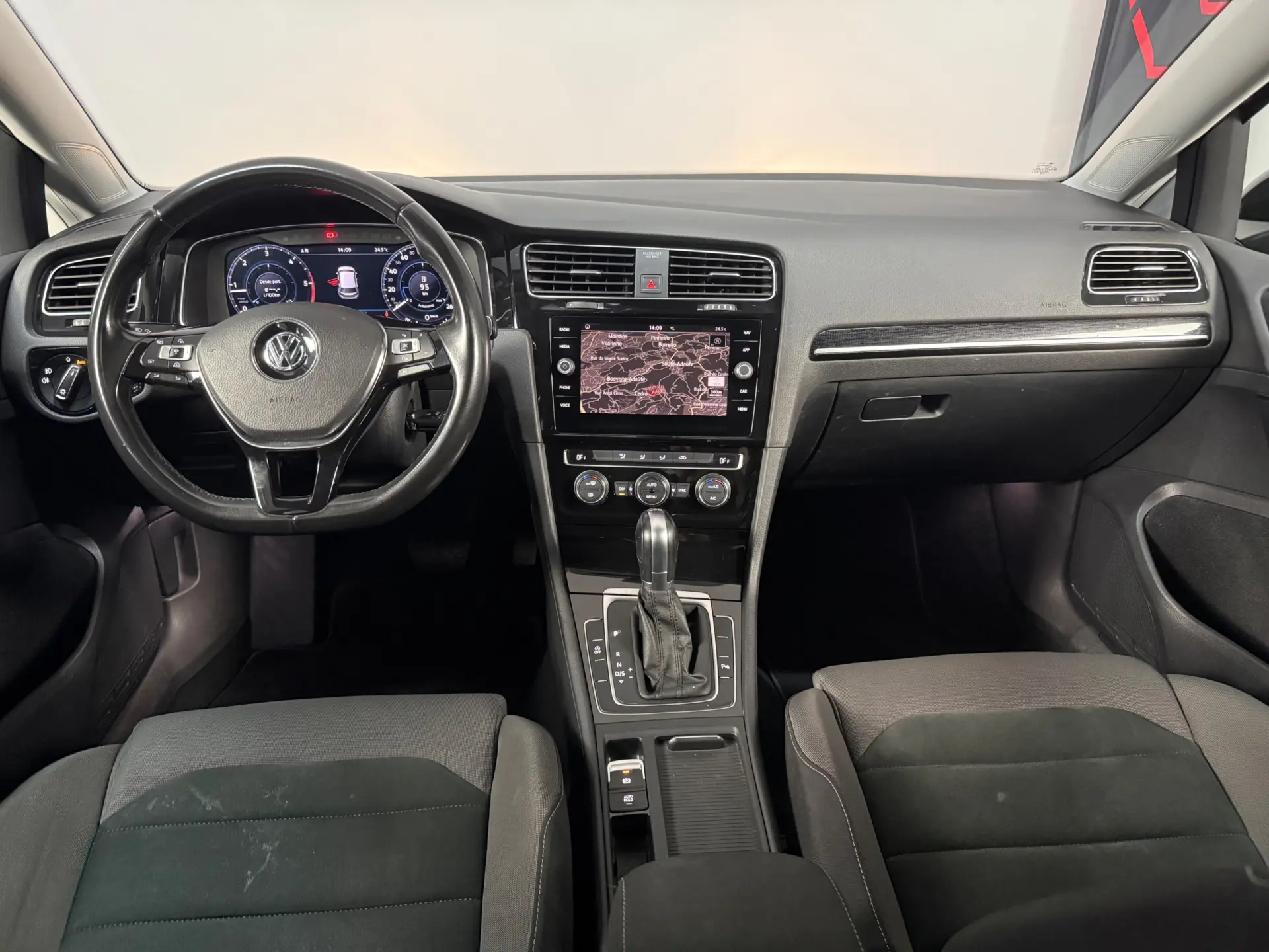 Volkswagen Golf 1.6 TDI Highline DSG 17