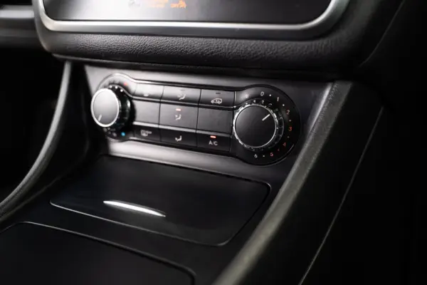 Mercedes-Benz GLA 200 AMG Line 34