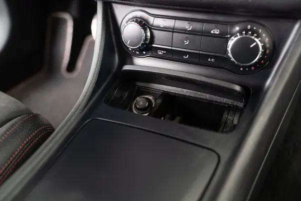 Mercedes-Benz GLA 200 AMG Line 33