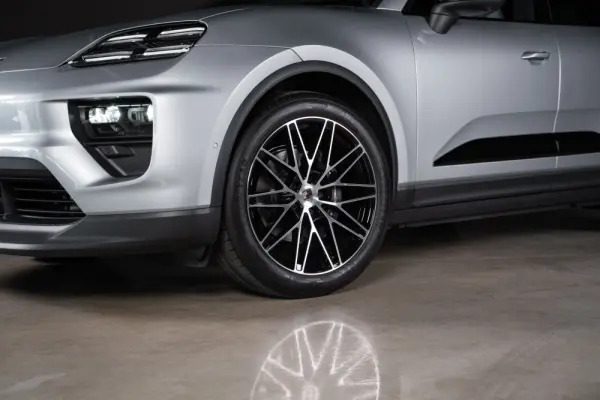 Porsche Macan Electric 8