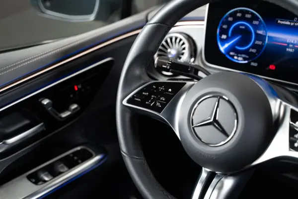 Mercedes-Benz EQE 300 Electric Art 17