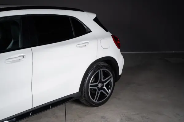 Mercedes-Benz GLA 200 AMG Line 10