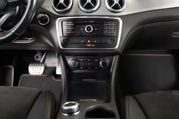 Mercedes-Benz GLA 200 AMG Line 31