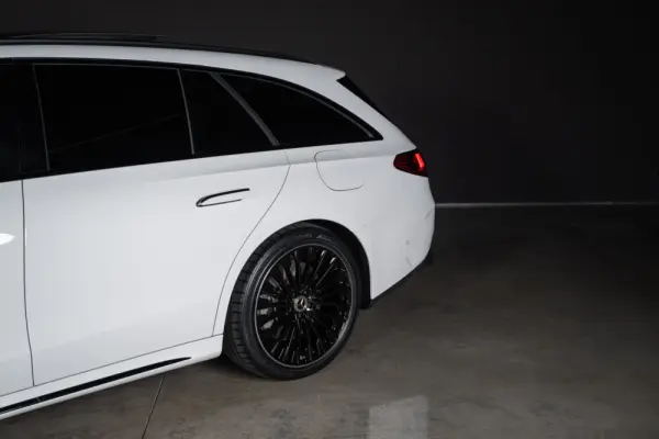 Mercedes-Benz E 300 de 4Matic AMG Line 10