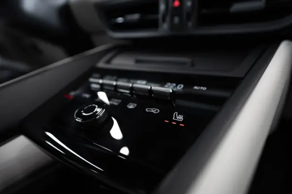 Porsche Macan Electric 44